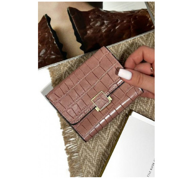 Кошелек женский из экокожи розового цвета.