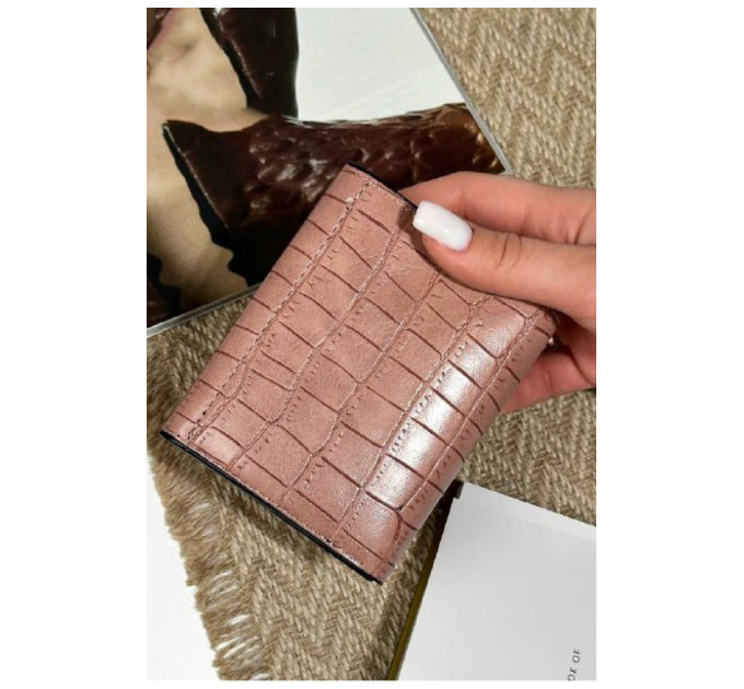 Кошелек женский из экокожи розового цвета.